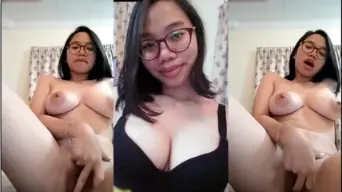 Gadis ayu jembut lebat, sange banget mainin diri sendiri.