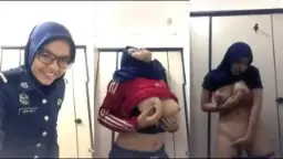 Hijab basah kena sange di toilet kantor, makin liar makin nikmat