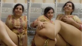 Memek basah cewek Pakistan montok ngangkang di kamar mandi, siap dijilat.