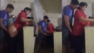 Mesum banget, si bego nikmatin ngentot berdiri sama tiri di dapur.