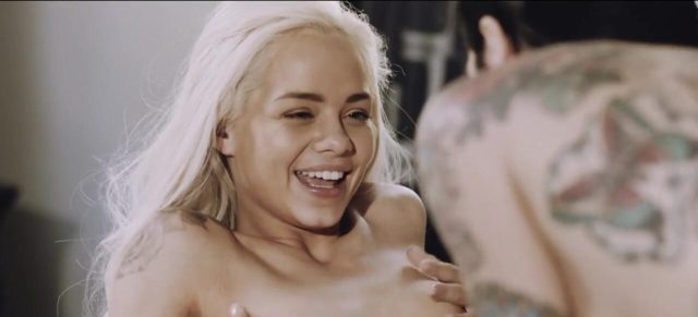 Mile High Media – Elsa Jean, Joanna Angel, semua siap buat hari besar, lagi ngelentur di pinggir rink, kecuali Arabelle dan Sovereign yang lagi duduk di kantor Suzy, curhat kabar bahagia. Beberapa menit kemudian, tiga cewek itu masuk ke rink dan bikin panas.