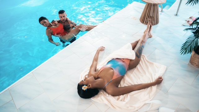 SexyHub – Cewek Italia basah kuyup ngewe bertiga panas banget
