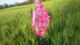 Video mesum pasangan horny di ladang, main tanah basah kering
