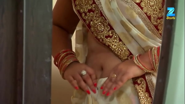 Aktris Serial India Deep pamer pusar panas bikin greget.