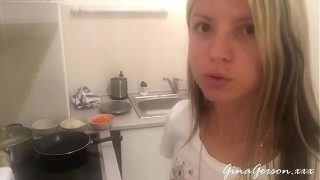 Aku lagi masak borch Rusia, bikin basah celana sendiri.