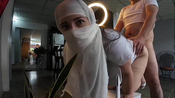 Ibu-ibu berjilbab minta diisi air mani di lubang belakang setelah digenjot keras – Kencan Hijab