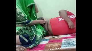 Desi Indian couple lagi sange keras di ranjang, ngewe panas sampai meraung.
