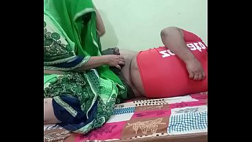 Desi Indian couple lagi sange keras di ranjang, ngewe panas sampai meraung.