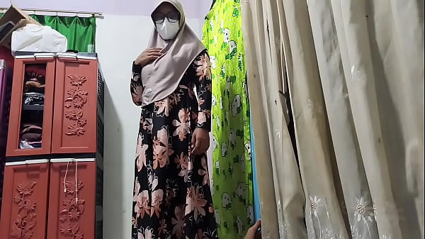 Bu guru ngeliat murid lagi colmek, langsung diajak ngentot bareng