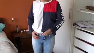 Pembantu kami, ibu tiri Latin 58 tahun, di kamarnya masturbasi di depan anak tetangga, orgasme hebat, minta dia ngewe, cum di bulu becek, dia minta lagi, mau ngehisap kontol penuh susu.