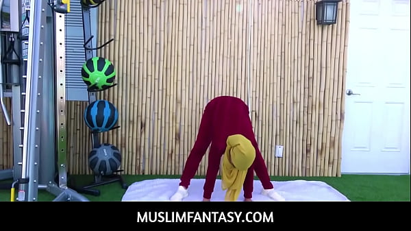 Pelatih fitnes cabul ngewe klien Arab eksotis
