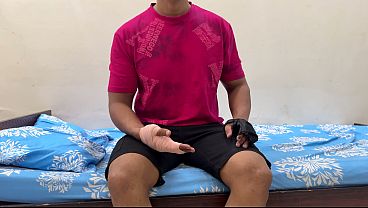 Ibu tiri bantu anak tiri yang luka mandi, malah godain dia. Akhirnya nyempol kontolnya, sebelum digenjot keras.