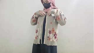 Gadis berhijab main timun di balik jilbab.