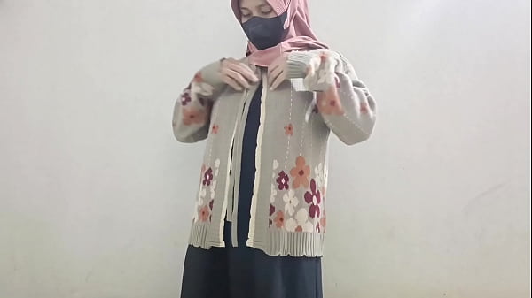 Gadis berhijab main timun di balik jilbab.