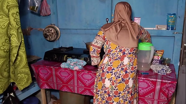 Ngentot istri temen pas lagi masak, becek dapur kena cipratan.