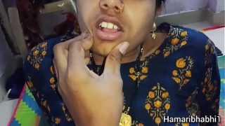 Desi Indian Bhabhi digarob di kamar, pati luar rumah, ngewe gila-gilaan di rumah sendiri. Video BF Hindi hot seksi abis.