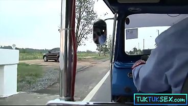 Ibu-ibu Thailand amatir digebet di jalan, digiring buat jalan-jalan nakal.