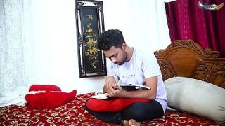 IBU TIRI BERDADA BESAR DIENTOT ANAK TIRI SAAT SENDIRIAN DI RUMAH FILM PENUH (SUARA HINDI)