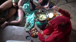 Ibu tiri dapur desi, sange berat masak sambil goyang-goyang, step mom bikin ngilu di dapur.