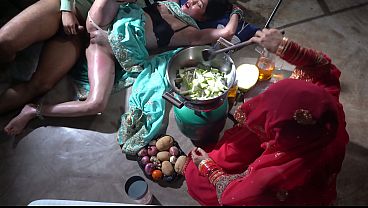 Ibu tiri dapur desi, sange berat masak sambil goyang-goyang, step mom bikin ngilu di dapur.