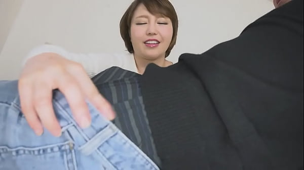 Ibu nakal pamer memek genit rayu teman sekelas anaknya, diperanin Mio Futaba 1