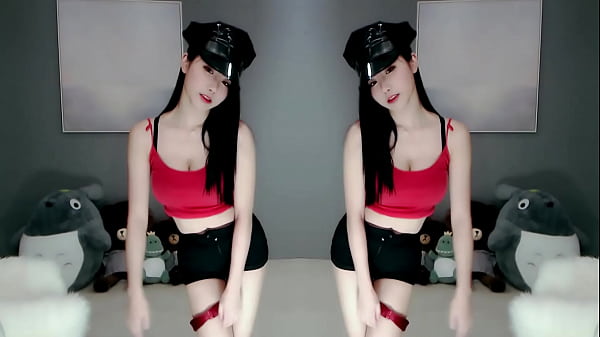 Cô gái Trung Quốc nhảy múa dâm đãng trên biển