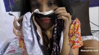 Horny Lily ngomongin hal-hal kotor pake bahasa India, sambil chat sex bikin greget.