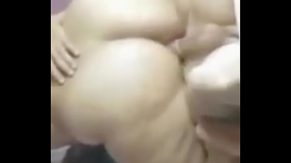 المتناكة تعشق الزبر وتتمنى ينزل عليها