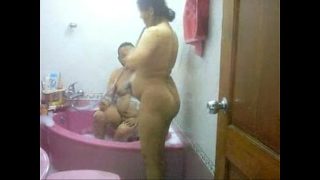 Desi tante mandi di bathtub, basah kuyup bikin ngiler