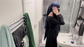 OMG! Gak nyangka cewek Arab bisa sepanas itu! Aku lihat langsung gadis muslim berhijab lagi colmek di kamar mandi.