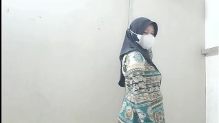 Ngentotin istri tetangga pas suaminya cabut, enak banget