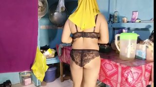 Bu Mertua masak pake bikini, bikin dapur makin panas dan bikin ngiler.