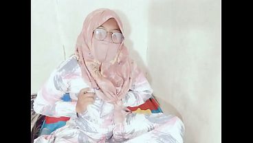 Tante seksi Indonesia viral colmek pake botol bikin makin basah.