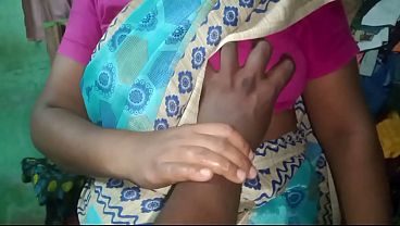 Priyanka, ibu rumah tangga India, mainin kontol sendiri di rumah.