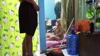 Ngentot istri temen pas lagi sibuk colmek, bikin makin basah