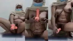 Janda berkerudung garuk-garuk memek basah gak tahan sange