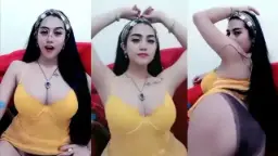 Nungging sambil bokong digoyang, Tante Nadya remas-remas pentil montok sampe muncrat.