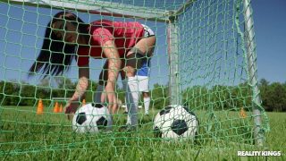 Real Kings – Martina Smeraldi Ngewein Bola Sambil Ngentot