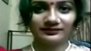 Tonton video mesum Bangla, boudhi lagi striptis depan kamera, bikin makin panas!