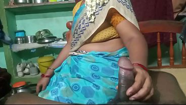 Ibu tiri dan anak tiri di desa, main di kamar tanpa segan