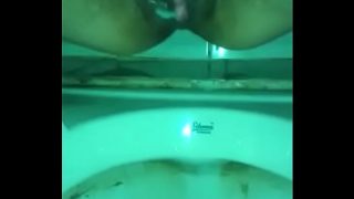 Desi istri India pipis sambil nunggingin
