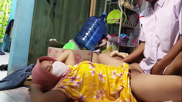 Mau berangkat sekolah malah diajak ngentot sama ibu tiri, panas banget