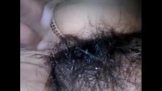 Rambut kemaluan India yang lebat bikin ngiler, pengen jilat sampai basah.