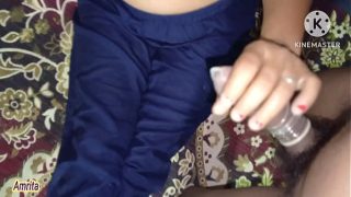 Kakak tiri sama adik tiri lagi main bareng di kamar.