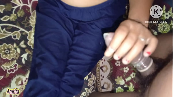 Kakak tiri sama adik tiri lagi main bareng di kamar.