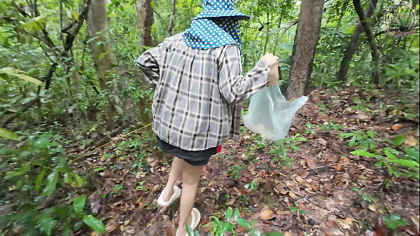 สาวไทยเดินเล่นในป่า เก็บเห็ดโชว์ของลับ เสียงไทยชัดเย้ายวน