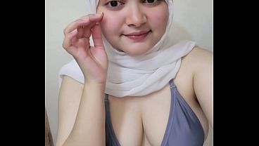 Hari-hari pertama goyang twerk pakai hijab, bikin makin panas dan nakal.