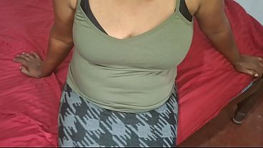 Wanita Asia lagi santai sendirian, tangannya nyempil di celana dalem, napas pelan kayak lagi mainan sendiri.