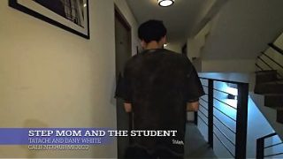 Ibu tiri lagi ngajarin murid yang lagi panas-panasnya.