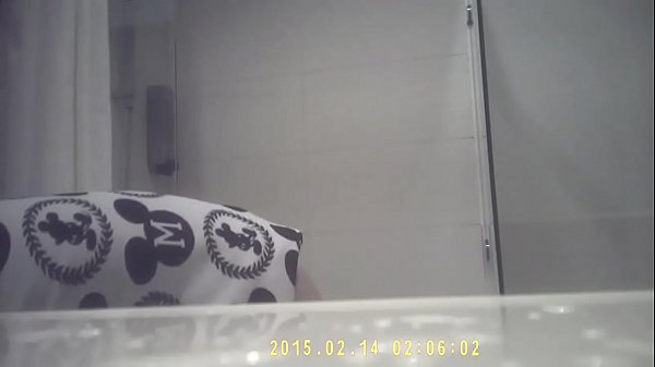 姐姐洗澡被偷拍，小奶诗诗湿身诱惑中国风